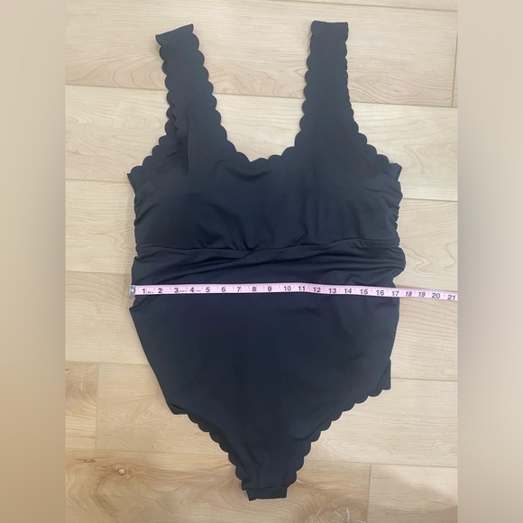 H&M Mama Padded Scalloped Swimsuit - Picture 4 of 12